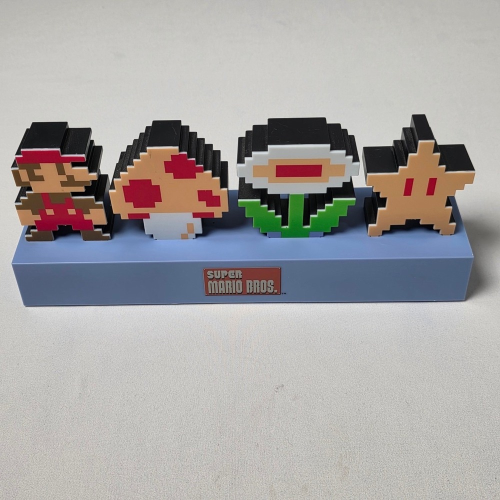 Paladone Super Mario Bros Light 8-Bit Pixel Icons Nintendo Retro Desk Lamp Light